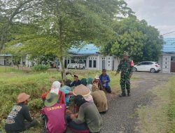 Babinsa Koramil 1407-06/Awangpone Laksanakan Komunikasi Sosial, Jaga Jaring Informasi Tetap Terjaga Di Desa Unra