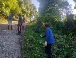 Babinsa Koramil Tonra Kodim 1407/Bone Dan Warga Bersihkan Jalan Desa Bonepute Melalui Karya Bakti