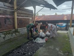 Babinsa Koramil 14/Libureng Bersama Warga Gelar Kerja Bakti Bersihkan Pasar Tradisional Tanabattue