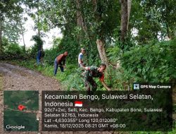 Bantu Petani, Babinsa Koramil 1407-09/Lapri Turun Langsung Babat Semak Belukar Di Kiri Kanan Jalan Tani