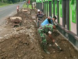 Potret Kekompakan Di Tellongeng : Babinsa Koramil 1407-15/Mare Dan Warga Tata Lingkungan Mesjid Jadi Lebih Bersih