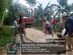 Babinsa Koramil 1407-21/Palakka Turut Berpartisipasi Bersama Warga Dalam Kegiatan Kerja Bakti Perbaikan Jalan Tani di Wilayah Binaan
