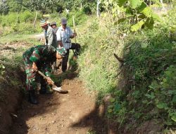 Dukung Infrastruktur Pertanian, Babinsa Koramil 14/Libureng Kodim 1407/Bone Kawal Pembangunan Irigasi