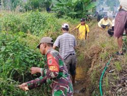 Antisipasi Banjir Di Musim Hujan, Persone Koramil 05/Ulaweng Gempur Sampah Di Selokan Desa Manurunge