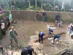 Semangat Gotong Royong Akhir Tahun, Babinsa Koramil 11/Barebbo Kodim 1407/Bone Ikut Bersihkan Fasilitas Umum Desa