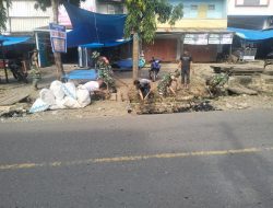 Pastikan Lingkungan Sehat, Personel Koramil Mare Kodim 1407/Bone Bersihkan Saluran Air Bersama Warga