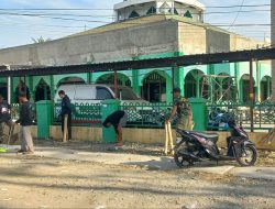 Bahu Membahu Jaga Kebersihan Masjid, Potret Keakraban Babinsa Koramil 1407-19/Kahu Dan Warga Palattae
