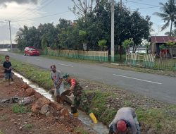 Cegah Genangan Air, Babinsa Koramil 18/Kajuara Dan Warga Desa Ancu Gempur Saluran Air