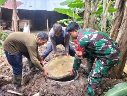 Wujudkan Lingkungan Sehat, Babinsa Koramil 1407-12/Cina Bantu Warga Kampubbu Bangun Sarana MCK