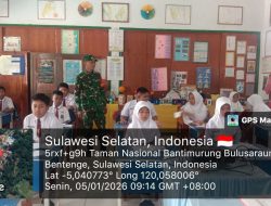 Hari Pertama Sekolah, Babinsa Koramil 20/Bontocani Kodim 1407/Bone Hadir Beri Semangat Siswa
