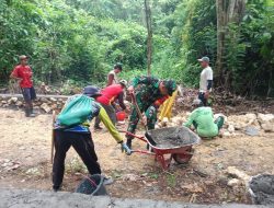 Genjot Akses Pertanian, Babinsa Koramil 1407-09/Lapri Kawal Pembuatan Talud Jalan Tani
