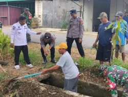 Sikat Sumbatan! Personel Koramil 11/Barebbo Pastikan Drainase Pasar Apala Lancar