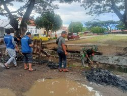 Babinsa Kodim 1407/Bone Koramil 01/Ajangale Laksanakan Kerja Bakti Bersama Warga Di Kelurahan Pompanua