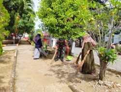 Babinsa Koramil 02/Dua Boccoe Bersama Warga Bersihkan Akses Jalan Kantor Desa Pakkasalo