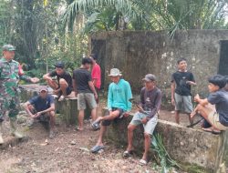 Babinsa Koramil 1407-11/Barebbo Dukung Produktivitas Pekerja Kebun Lewat Komunikasi Sosial