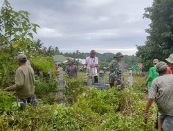 Dukung Kebersihan Lingkungan, Babinsa Koramil 1407-17/Salomekko Gelar Karya Bakti Di TPU Desa Tebba