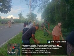 Tingkatkan Estetika Desa, Babinsa Koramil 1407-21/Palakka Gelar Kerja Bakti Bersama Warga