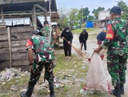 Anggota Koramil 1407-05/Ulaweng–Amali Bersama Warga Laksanakan Karya Bakti Pembersihan Pasar