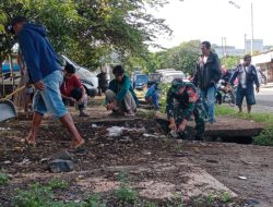 Aksi Bersih-Bersih Babinsa Koramil 16/Tonra : Sasar Sampah dan Saluran Air Di Pasar Tonra