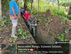 Babinsa Koramil 1407-09/Lapri Bersama Warga Gotong Royong Bersihkan Saluran Air