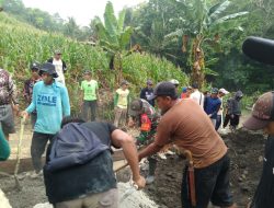 Aksi Nyata Babinsa Koramil 1407-08/Lamuru Membantu Pembangunan Infrastruktur Di Desa Turucinnae
