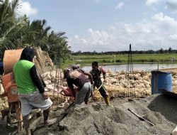 Wujudkan Hunian Layak, Babinsa Koramil 1407-03/Cenrana Laksanakan Karya Bakti Di Desa Nagauleng