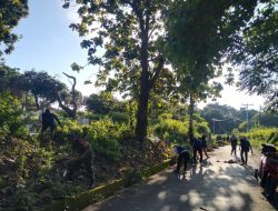 Pastikan Aliran Air Lancar, Babinsa Salomekko Dan Warga Bersihkan Irigasi Demi Ketahanan Pangan