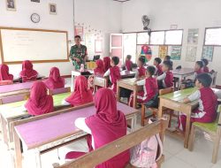 Babinsa Koramil 1407-17/Salomekko Berikan Pembekalan Mental Dan Etika Bagi Murid SD