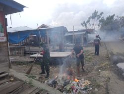 Kamis Bersih : Babinsa Koramil 1407-01/Ajangale Sterilkan Sampah Pasar Welado