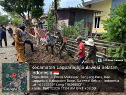 Babinsa Koramil 09/Lapri Kodim Bone Bersama Warga Gotong Royong Gali Saluran Air Jalan Tani
