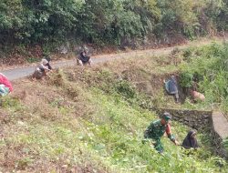 Babinsa Koramil 20/Bontocani Gelar Karya Bakti Pembersihan Bahu Jalan Bersama Warga