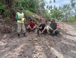 Babinsa Koramil 14/Libureng Pantau Kondisi Wilayah Lewat Komunikasi Sosial Bersama Warga