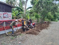 Lancarakan Irigasi, Babinsa Koramil 1407-09/Lapri Bersama Warga Normalisasi Saluran Air Jalan Tani