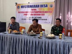 Babinsa Koramil 02/Dua Boccoe Kodim 1407/Bone Ikuti Pembahasan Rencana Kerja Desa Di Balai Desa Lallatang