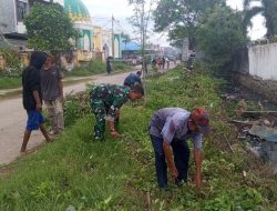 Sinergitas TNI-Rakyat : Babinsa Koramil 1407-05/Ulaweng-Amali Bersihkan Bahu Jalan Desa
