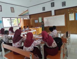Babinsa Koramil 17/Salomekko Kodim 1407/Bone Bekali Siswa Sekolah Dasar Dengan Wawasan Kebangsaan
