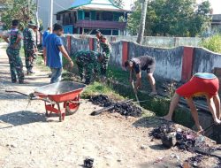 Antisipasi Banjir, Babinsa Koramil 1407-01/Ajangale Bersama Warga Normalisasi Selokan