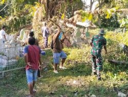 Babinsa Koramil 21/Palakka Kodim 1407/Bone Dan Warga Bahu Membahu Bersihkan Area Pemakaman Islam