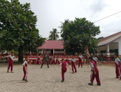 Canda Tawa Di Lapangan, Aksi Babinsa Koramil 1407-17/Salomekko Dampingi Anak-Anak Ulubalang Berolahraga