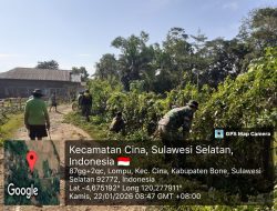 Babinsa Koramil 1407-12/Cina Laksanakan Karya Bakti Pembersihan Dahan Pohon Di Desa Binaan