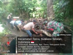 Sinergi Babinsa Koramil 16/Tonra Dan Warga Dusun Pakkacci Normalisasi Saluran Air
