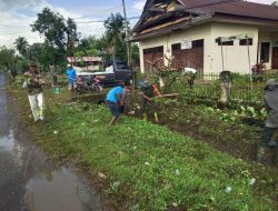 Babinsa Koramil 12/Cina Bersama Warga Desa Kanco Bersihkan Saluran Drainase Sepanjang Jalan Desa
