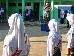 Keren! Lihat Wibawa Babinsa Koramil 1407-12/Cina Saat Pimpin Upacara Bendera Di Sekolah MTs Negeri 1