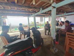 Menyatu dengan Rakyat, Babinsa Koramil 21/Palakka Kodim 1407/Bone Rajut Keakraban Lewat Komsos Di Desa Panyili