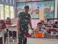 Pastikan Menu Sehat, Babinsa Koramil 1407-02/Dua Boccoe Kawal Pendistribusian MBG Di SD Inpres 12/79 Pakkasalo