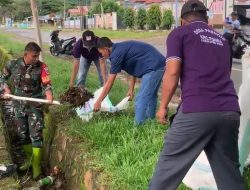 Wujudkan Lingkungan Bersih, Babinsa Koramil 1407-16/Tonra Bahu-membahu Bersama Warga Bersihkan Saluran Air