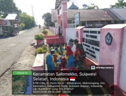 Peduli Lingkungan Bersih, Babinsa Koramil 1407-17/Salomekko Karya Bakti Bersama Siswa-Siswi SD