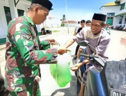 Berbagi Usai Salat Jumat, Kodim 1407/Bone Hadirkan Kepedulian di Tengah Masyarakat