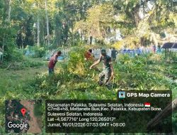 Babinsa Koramil 1407-21/Palakka Laksanakan Kerja Bakti Bersama Warga Di Area Pemakaman Islam Di Desa Binaan