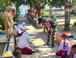 Babinsa Dua Boccoe Kodim 1407/Bone Kawal Penyaluran Makan Bergizi Gratis Di Desa Pakkasalo